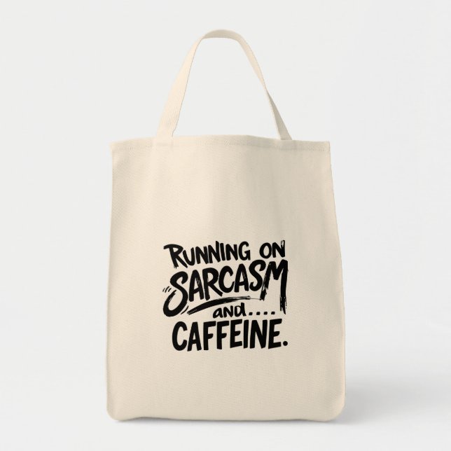 Läuft mit Sarkasmus und Koffein Tragetasche (Vorne)