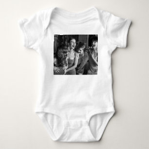 Laughing Girls: stilvolles schwarz-weißes Foto Baby Strampler