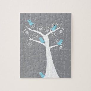 Launenhafte Blaue Vögel auf Weißem Baum Grauer Hin