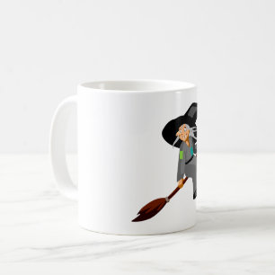 Launenhafte Cartoon-Hexe, die auf einem Besenstiel Kaffeetasse