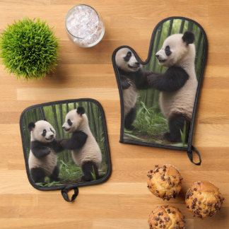 Launische Wunder: Babypandas spielen im Wald Ofenhandschuh & Topflappen-Set