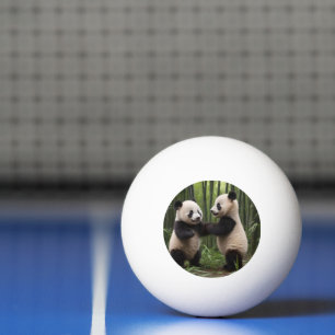 Launische Wunder: Babypandas spielen im Wald,  Tischtennisball