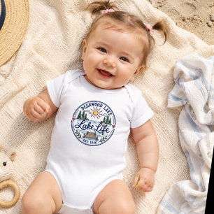 Launischer Deerwood Lake Dock Kiefern See Leben Baby Strampler