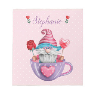 Launischer Gnom sitzt in Teetasse Herzen & Blumen Notizblock