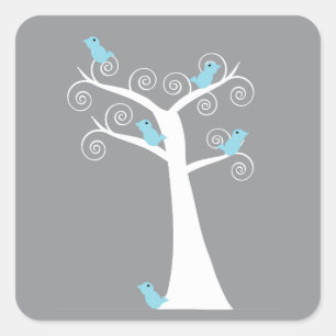 Launischer Weißer Spiralbaum mit blauen Vögeln  Quadratischer Aufkleber