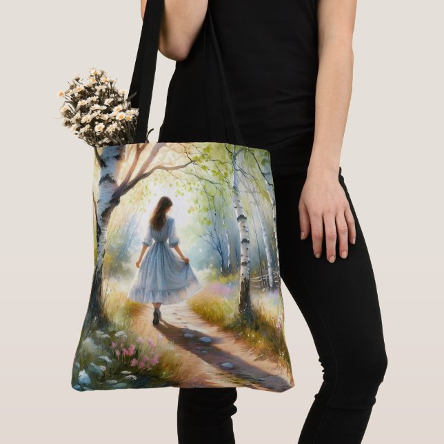 Launisches Mädchen tanzt durch Birkenwald Tasche (Von Nahem)