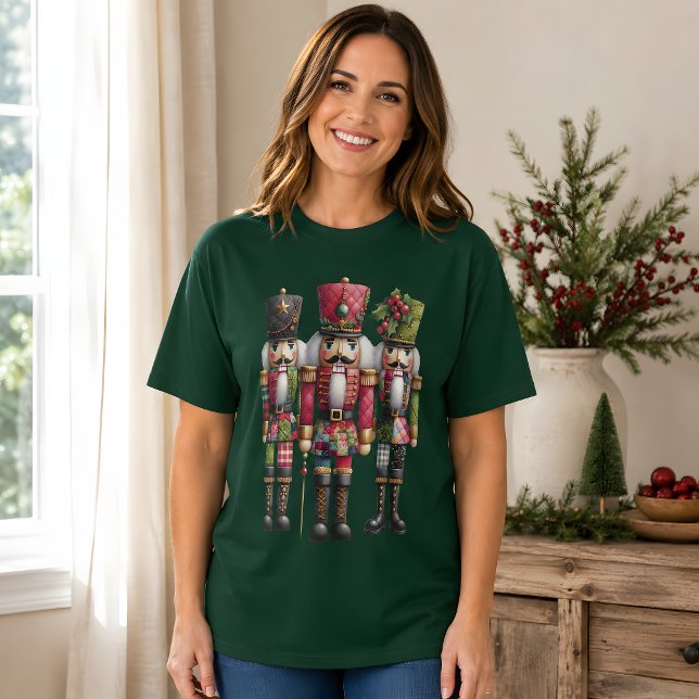 Launisches Patchwork-Weihnachts-Nussknacker-Trio T-Shirt (Whimsical Patchwork Christmas Nutcracker Trio T-Shirt)