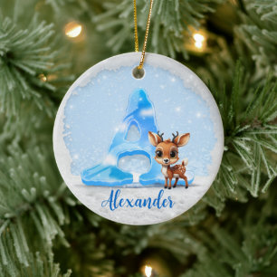 Launisches Rehkitz im Schnee, blaues Eis-Monogramm Keramik Ornament