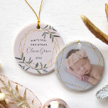 Laurel Leaf Baby's First Christmas Foto Keramik Ornament<br><div class="desc">Feiern Sie Ihr erstes Weihnachtsfest mit diesem bezaubernden Urlaubsornament. Das runde Design beinhaltet neben dem Namen des Babys und dem Jahr "das erste Weihnachtsfest des Babys",  umgeben von einem Imitat mit goldenen Rahmen und grünen Blätter. Fügen Sie der Rückseite ein Foto mit einem passenden goldenen geometrischen Rahmen hinzu.</div>