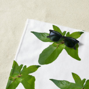 "Lauschiges Blattwerk: Ein kleiner grüner Frosch a Strandtuch
