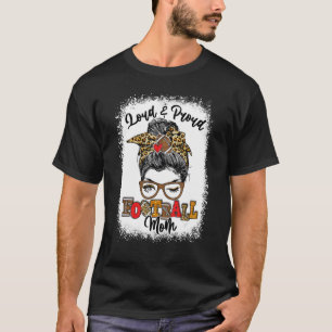 Laute und stolze Mama des Fußballspiels, wie der B T-Shirt