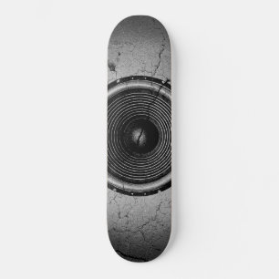 Lautsprecher an einer knackigen Wand Skateboard