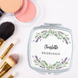 Lavaflorale eucalyptus taschenspiegel<br><div class="desc">Mit Lavendel-Blume und Eukalyptusgrün dekoriert. Personalisieren Sie den Namen Ihrer Brautjungfrau und fügen Sie ihn hinzu. Schwarzes handgeschriebenes Stilskript.</div>
