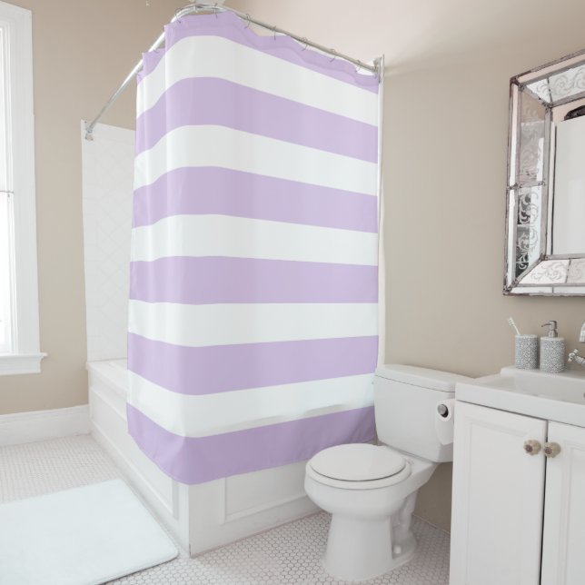 Lavande chic et rideau de douche à rayures blanche (En situation)