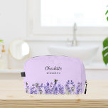 Lavendel Blume violette Brautjungfrau Waschbeutel<br><div class="desc">Violetter Hintergrund. Mit Lavendel-Blume dekoriert. Personalisieren Sie Ihren Namen und fügen Sie ihn hinzu.</div>
