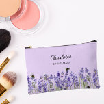 Lavendel Blume violette Brautjungfrau Zubehörtasche<br><div class="desc">Violetter Hintergrund. Mit Lavendel-Blume und Bienen dekoriert. Personalisieren Sie den Namen Ihrer Brautjungfrau und fügen Sie ihn hinzu.</div>