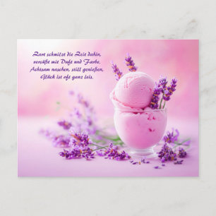 Lavendel-Eiscreme mit Blüten auf Rosa Feiertagspostkarte