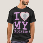 Lavendel in der Liebe meiner Tochter | Sonniger Va T-Shirt<br><div class="desc">Erstellen Sie Ihren eigenen Lavendel Ich Liebe Meine Tochter Foto Text Hoodie mit diesem modernen und lustigen Shirt Vorlage mit einem coolen Slab Serif-Schriftart und benutzerdefinierten Foto in ein riesiges rotes Herz. Fügen Sie Ihr eigenes Foto, Ihren Namen oder einen personalisierten Text hinzu. Das Design des T - Shirt "I...</div>