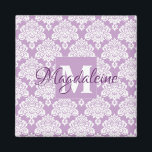Lavendel Lila Damask Monogram mit Name Magnet<br><div class="desc">Dieser hübsche Magnet zeichnet sich durch ein weißes Damast-Muster über einem Lavendel oder einen lila Hintergrund aus. Das Design ist personalisiert mit einem Monogramm Anfangsbuchstaben sowie einem anpassbaren Namen. Dieses hübsche feminine Muster macht es zu einem großartigen Geschenk für jede Frau oder jedes Mädchen.</div>