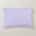 Lavendel Lila Modern Script Girly Monogram Name Dekokissen<br><div class="desc">Starten des Lila Skriptmonogrammnamens und des ersten Kissens. Das Kissen macht den perfekten 16 Geburtstag, Hochzeit, Brautparty, Babydusche oder Junggeselinnen-Abschied Geschenk für jemanden, der sein Zimmer in Rose Gold dekoriert.</div>