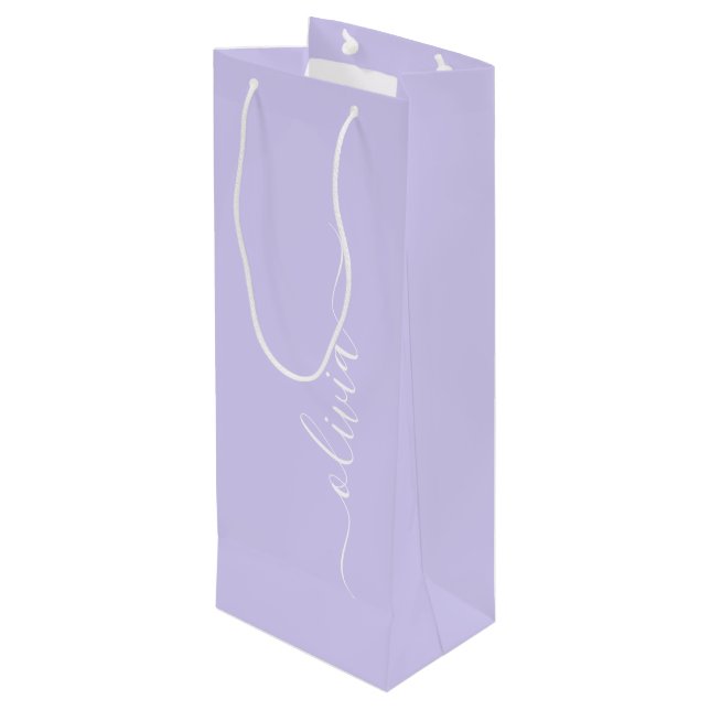 Lavendel Lila Modern Script Girly Monogram Name Geschenktüte Für Weinflaschen (Rückseite Schrägansicht)