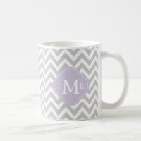 Lavendel-Monogramm und Sparren-Muster