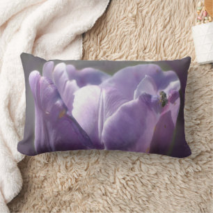 Lavendel-Tulpe mit kleiner Biene Nahaufnahme Lendenkissen