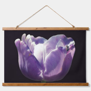 Lavendel-Tulpe mit kleiner Biene Nahaufnahme  Wandteppich Mit Holzrahmen