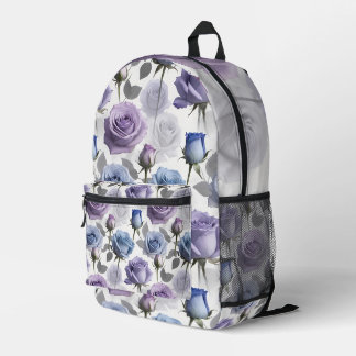 Lavendel und blaue Rosen auf einem bewölkten Grau Bedruckter Rucksack