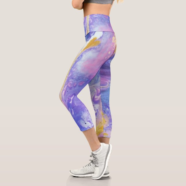 Lavendel und Gold Fluid Abstrakt Capri Leggings (Links)