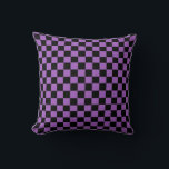 Lavendel- und schwarz-kariertes Muster-Drehkissen Kissen<br><div class="desc">Das klassische Vermisste Texturmuster. Lila und schwarz kariertes Muster. Einfache geometrische Formen. Abstraktes minimales Design.</div>