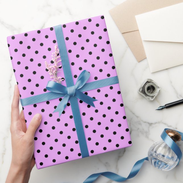 Lavendel und schwarze Tupfen Geschenkpapier (Schenken)