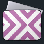 Lavendel und weiße Chevronen Laptopschutzhülle<br><div class="desc">Wechselnde Lavendel und weiße Chevronen konvergieren in diesem fett-geometrischen Muster. Digitales Bild. Copyright © 2014 Claire E. Skinner. Alle Rechte vorbehalten.</div>