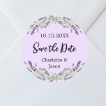 Lavendel violette Hochzeit Sichern Datum Runder Aufkleber<br><div class="desc">Violett mit Lavendel-Blume und Eukalyptusgrün. Personalisieren und fügen Sie Ihre Namen und Hochzeitsdatum.</div>