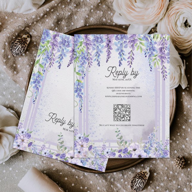 Lavendel Wisteria Blumenbogen QR-Code Hochzeit RSVP Karte (Lavender Wisteria Floral Arch QR Code Wedding RSVP Card | Purple Garden Wedding Response Card)