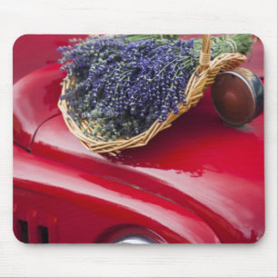 Lavendelsträuße ruhen auf altem Farm-Pickup-Truck Mousepad
