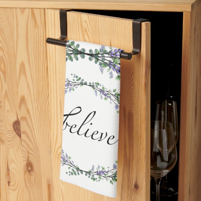 Lavender and Eucalyptus Believe Geschirrtuch (Drittel gefaltet)