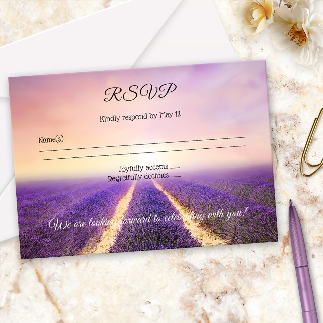 Lavender Blume Field Country Wedding RSVP Card Einladung (RSVP card featuring a painting of a lavender flower field in dreamy purple, lilac and lavender)