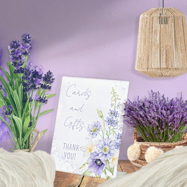 Lavender Boho Wildblume Karten und Geschenke Sockelschild (A Little Wildflower Is On The Way Lavender Floral Baby Shower Cards and Gifts Pedestal Tabletop Sign)