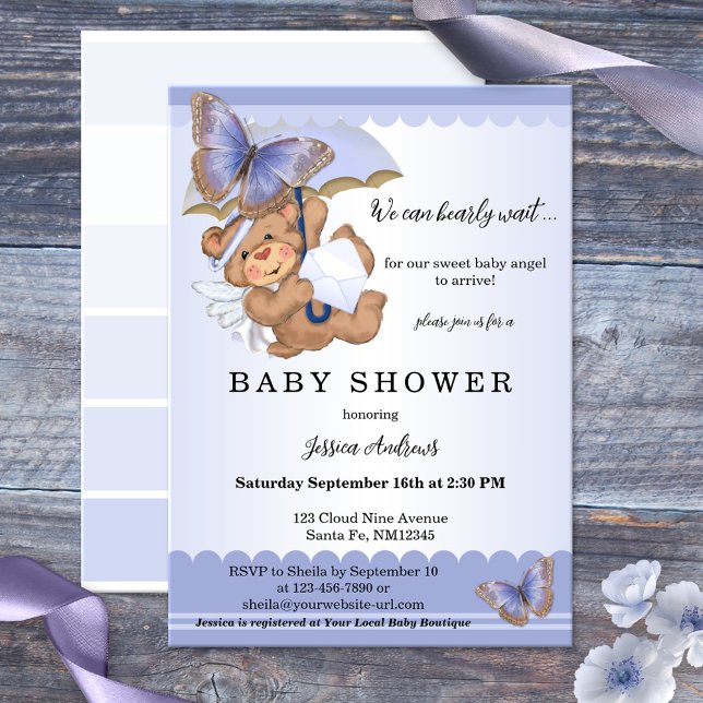 Lavender Butterfly Bear Angel Baby Dusche Einladung (A pretty lilac or lavender baby shower invitation with a cute angel bear and butterflies)