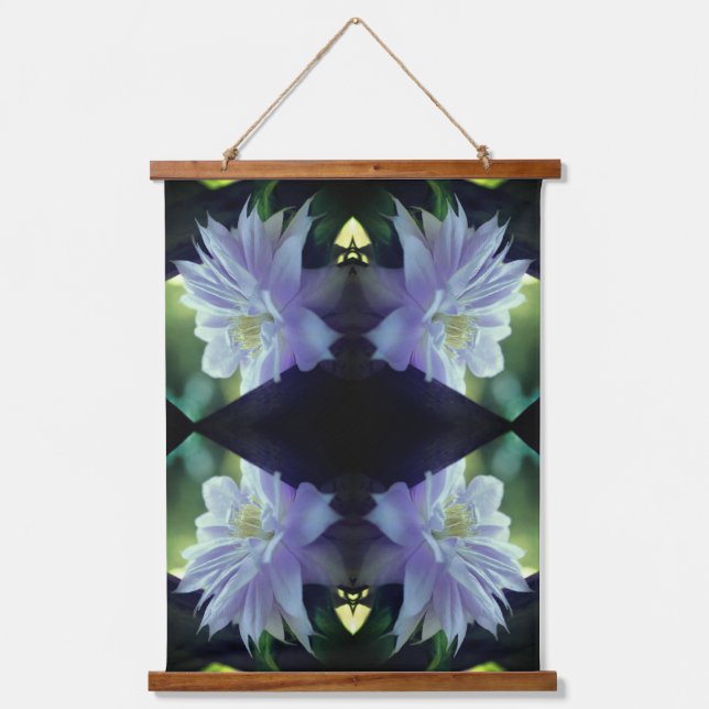 Lavender Clematis Blume in Trellis Abstrakt Wandteppich Mit Holzrahmen (Vorderseite)