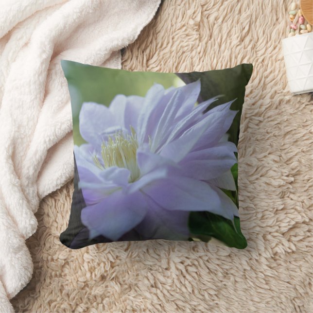 Lavender Clematis Flower Nestled In Trellis  Kissen (Decke)