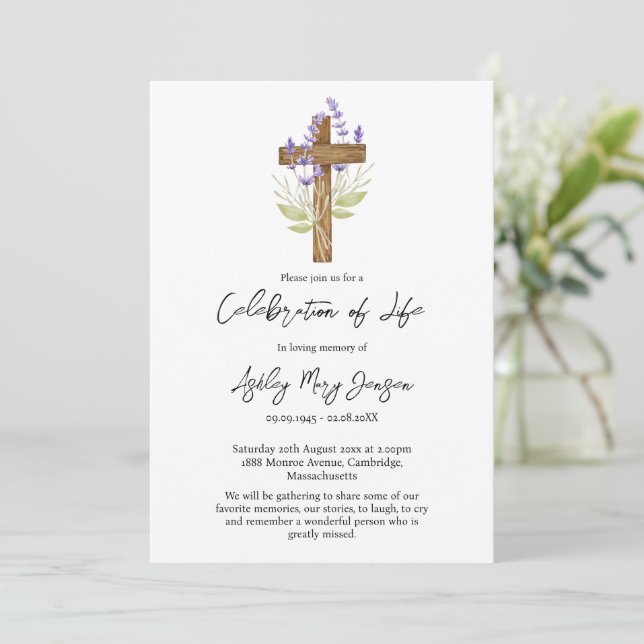 Lavender Cross Celebration of Life Funeral Einladung (Stehend Vorderseite)