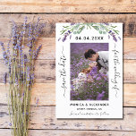 Lavender eucalyptus Foto Hochzeit Speichern Sie da Ankündigungspostkarte<br><div class="desc">Eine moderne Hochzeit Save the Date Foto Karte. Mit Lavendelblumen,  Blume und Eukalyptus-Pflanzen dekoriert. Personalisieren Sie Ihr Foto,  Datum und Namen und fügen Sie diese hinzu. Zurück: graue Hintergrundfarbe,  Postkartendesign.</div>