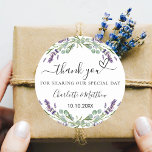 Lavender eucalyptus Hochzeit danke Runder Aufkleber<br><div class="desc">Ein stilvoller weißer Hintergrund mit lavendelfarbenen Blume und Eukalyptusgrün. Personalisieren und fügen Sie Ihre Namen und Hochzeitsdatum. Mit dem Text: Danke,  dass Sie unseren besonderen Tag geteilt haben.</div>