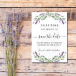 Lavender Eukalyptus Hochzeit speichern Sie das Dat Save The Date<br><div class="desc">Ein modernes und elegantes Save the Date für eine Hochzeit. Weiß mit Lavendel-Blume und Eukalyptusgrün dekoriert. Personalisieren und fügen Sie ein Datum und Ihre Namen. Der Text: Save the Date ist mit einem großen angesagten,  handgeschriebenen Stilskript geschrieben. Zurück: grüner Hintergrund</div>