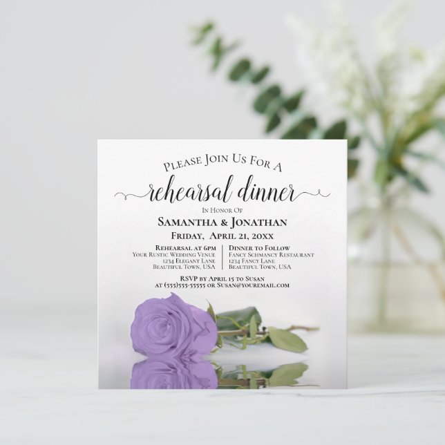 Lavender Lila Rose Hochzeit Probe & Abendessen Einladung (Stehend Vorderseite)