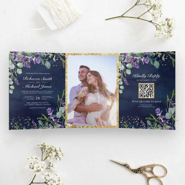 Lavender und Eucalyptus Navy Blue QR Code Wedding Dreifach Gefaltete Einladung (Von Creator hochgeladen)