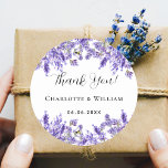 Lavender violet Hochzeit danke Runder Aufkleber<br><div class="desc">Ein stilvoller,  weißer Hintergrund mit Aquarell-Lavendel-Blume. Personalisieren und fügen Sie Ihre Namen und Hochzeitsdatum. Mit dem Text: Danke!</div>