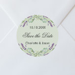 Lavender Weise grüne Hochzeit Sichern Sie das Datu Runder Aufkleber<br><div class="desc">Moderne,  grün mit Lavendel-Blume und Eukalyptusgrün dekorierte Dekoration. Personalisieren und fügen Sie Ihre Namen und Hochzeitsdatum.</div>